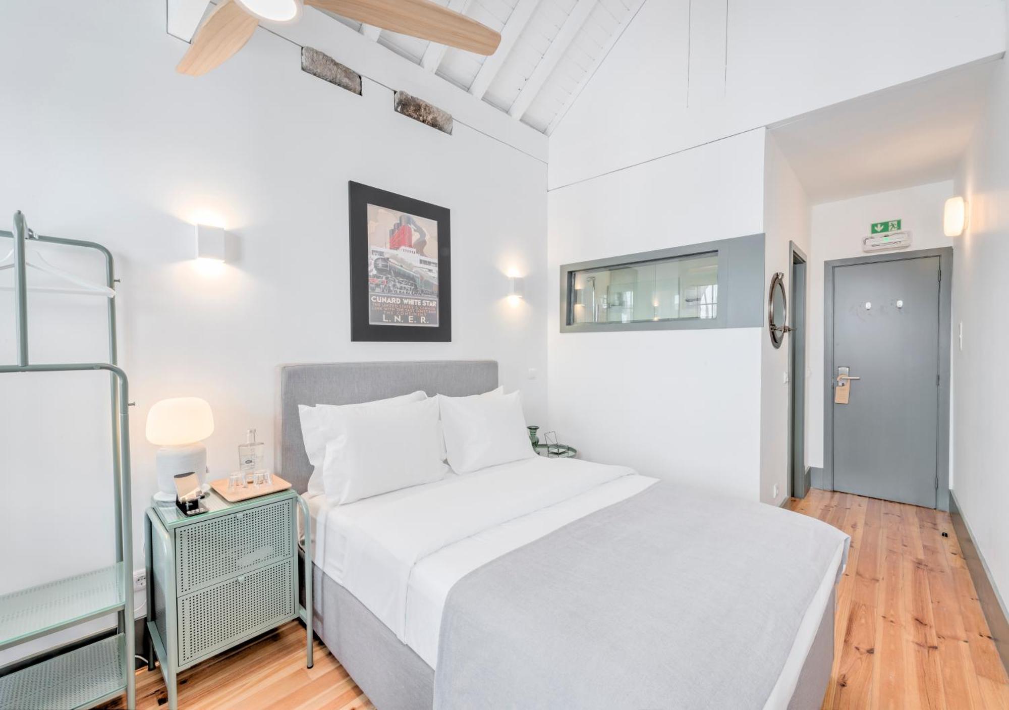 Oporto Street Fonte Taurina - Riverfront Suites (Adults Only) Room photo