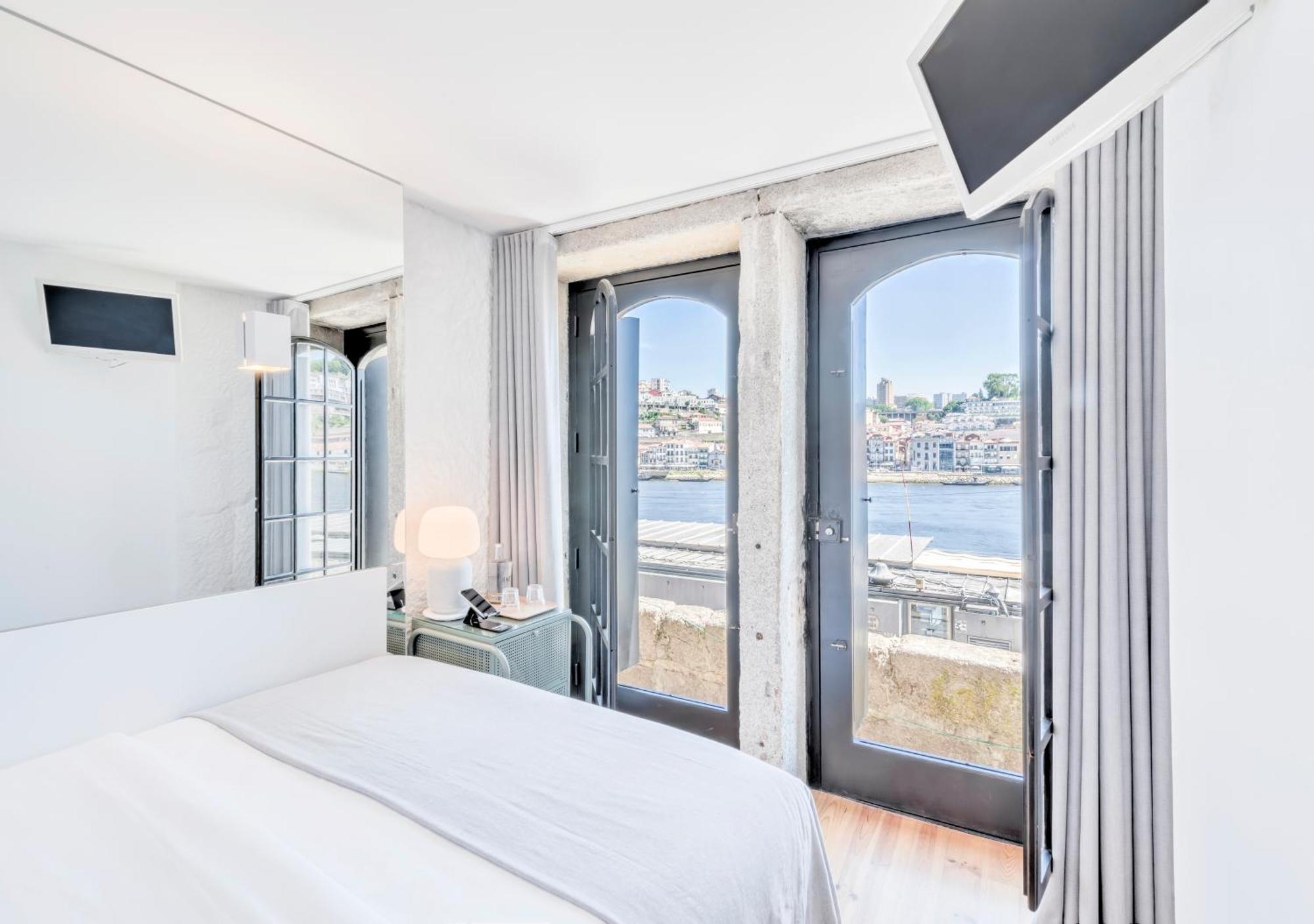 Oporto Street Fonte Taurina - Riverfront Suites (Adults Only) Room photo