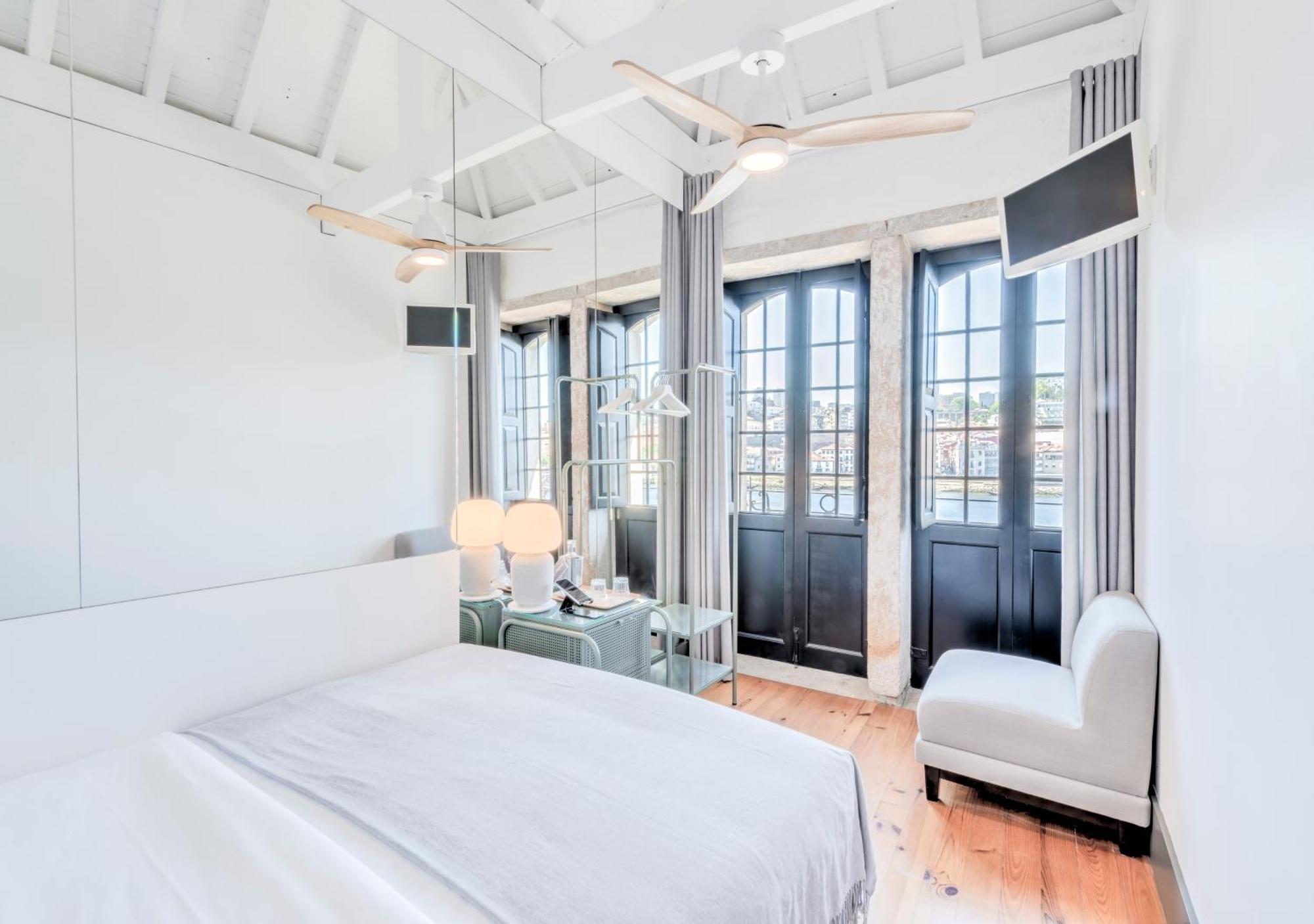 Oporto Street Fonte Taurina - Riverfront Suites (Adults Only) Room photo